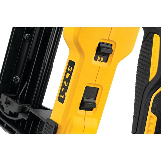 DEWALT DCFS950P2, 20V MAX Cordless Fencing Stapler Kit