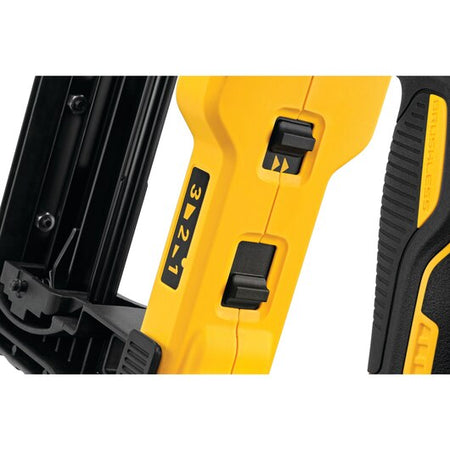 DEWALT DCFS950P2, 20V MAX Cordless Fencing Stapler Kit