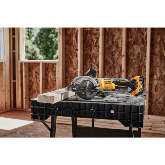 DEWALT DCS571P1, ATOMIC 20V MAX Brushless 4-1/2'' Circular Saw Kit