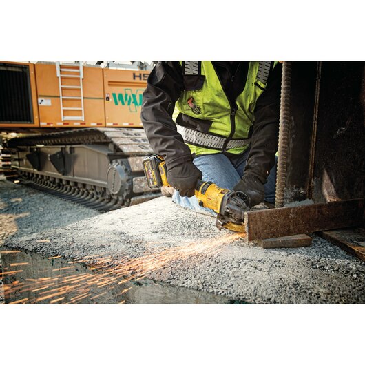 DEWALT DCG414T1, 60V MAX FLEXVOLT 4-1/2'' - 6'' Grinder w/Kickback Brake Kit (1 Battery)