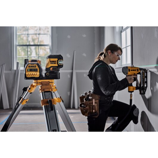 DEWALT DCLE34220G, 20V MAX Cordless 2-Spot Green Line Laser Kit