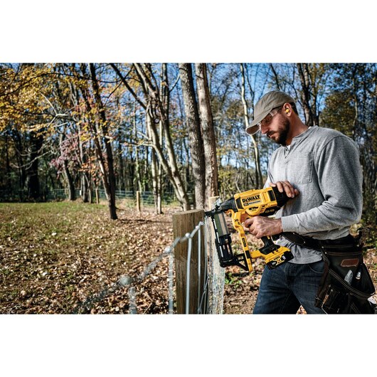 DEWALT DCFS950P2, 20V MAX Cordless Fencing Stapler Kit
