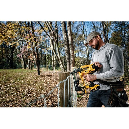 DEWALT DCFS950P2, 20V MAX Cordless Fencing Stapler Kit