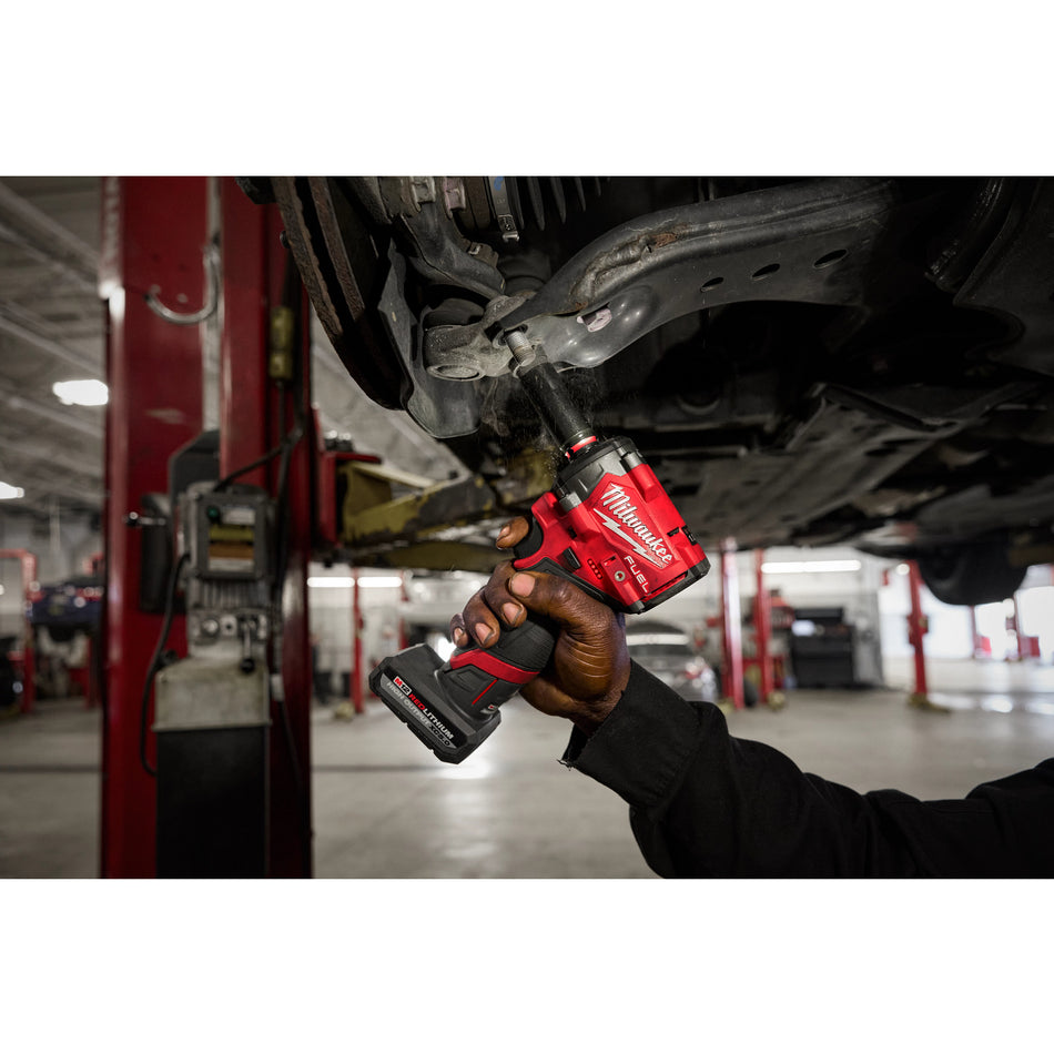 Milwaukee 2562-21, M12 FUEL™ Stubby 3/8" Impact Wrench Kit