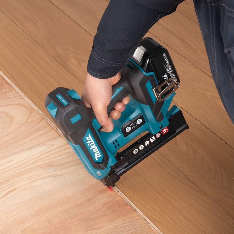 Makita DST630Z, 18V LXT Brushless 1-1/2" 18 ga Narrow Crown Stapler (Tool Only)