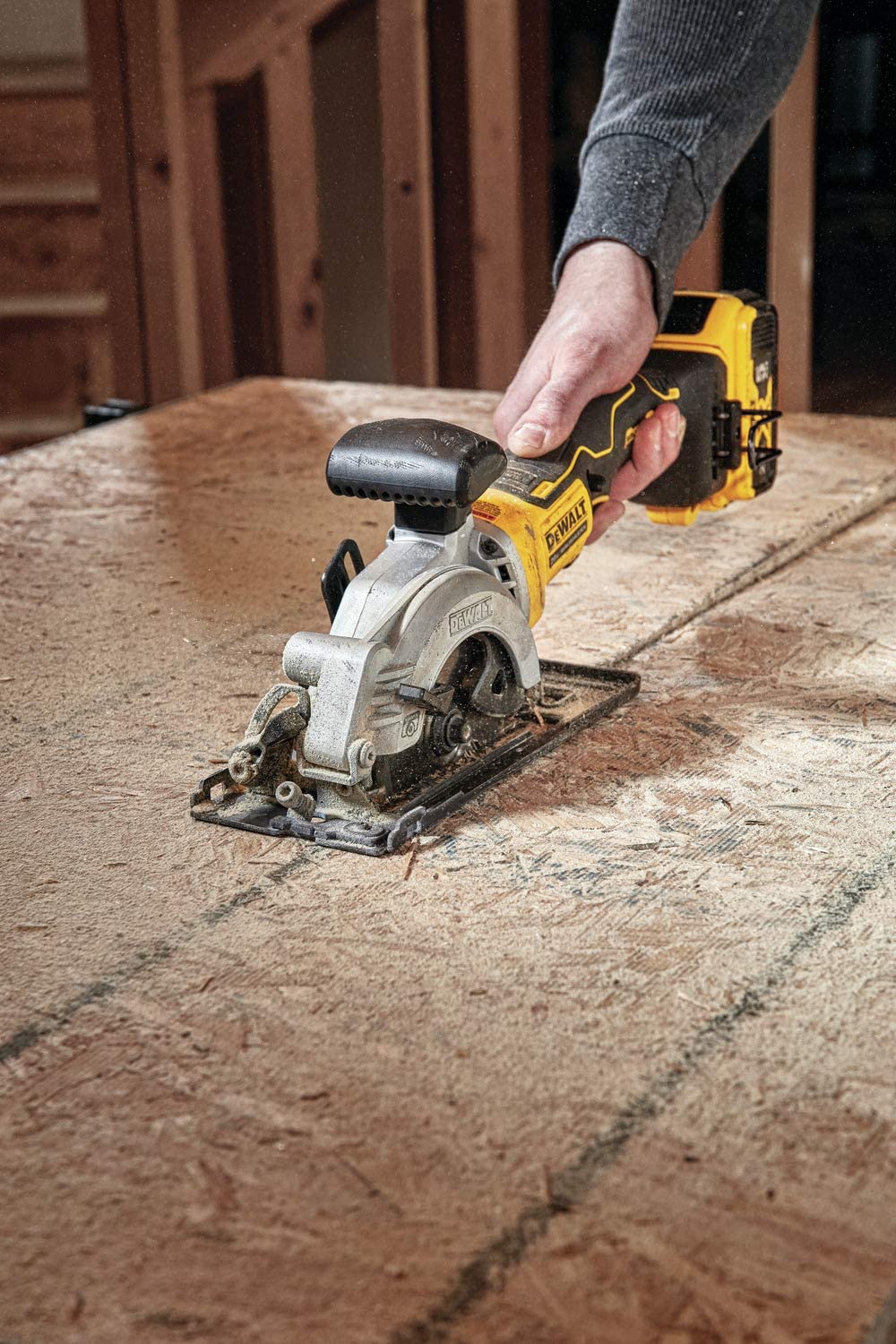 DEWALT DCS571B, ATOMIC 20V MAX BRUSHLESS 4-1/2'' Circular Saw (Tool Only)