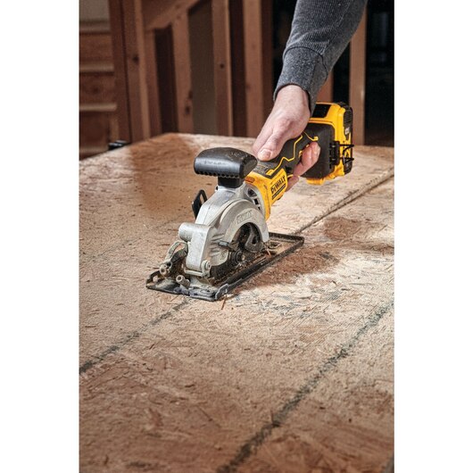 DEWALT DCS571P1, ATOMIC 20V MAX Brushless 4-1/2'' Circular Saw Kit