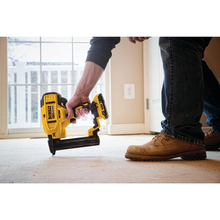 DEWALT DCN681D1, 20V MAX XR 18 Ga Cordless Narrow Crown Stapler Kit