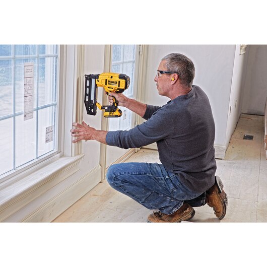 DEWALT DCN662D1, 20V MAX* XR 16 GA Cordless Straight Finish Nailer Kit