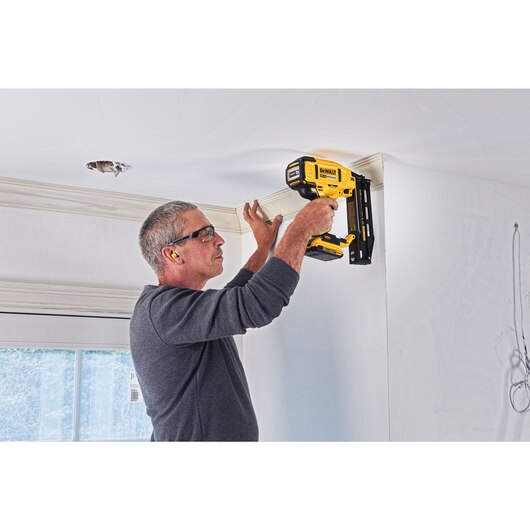 DEWALT DCN662D1, 20V MAX* XR 16 GA Cordless Straight Finish Nailer Kit