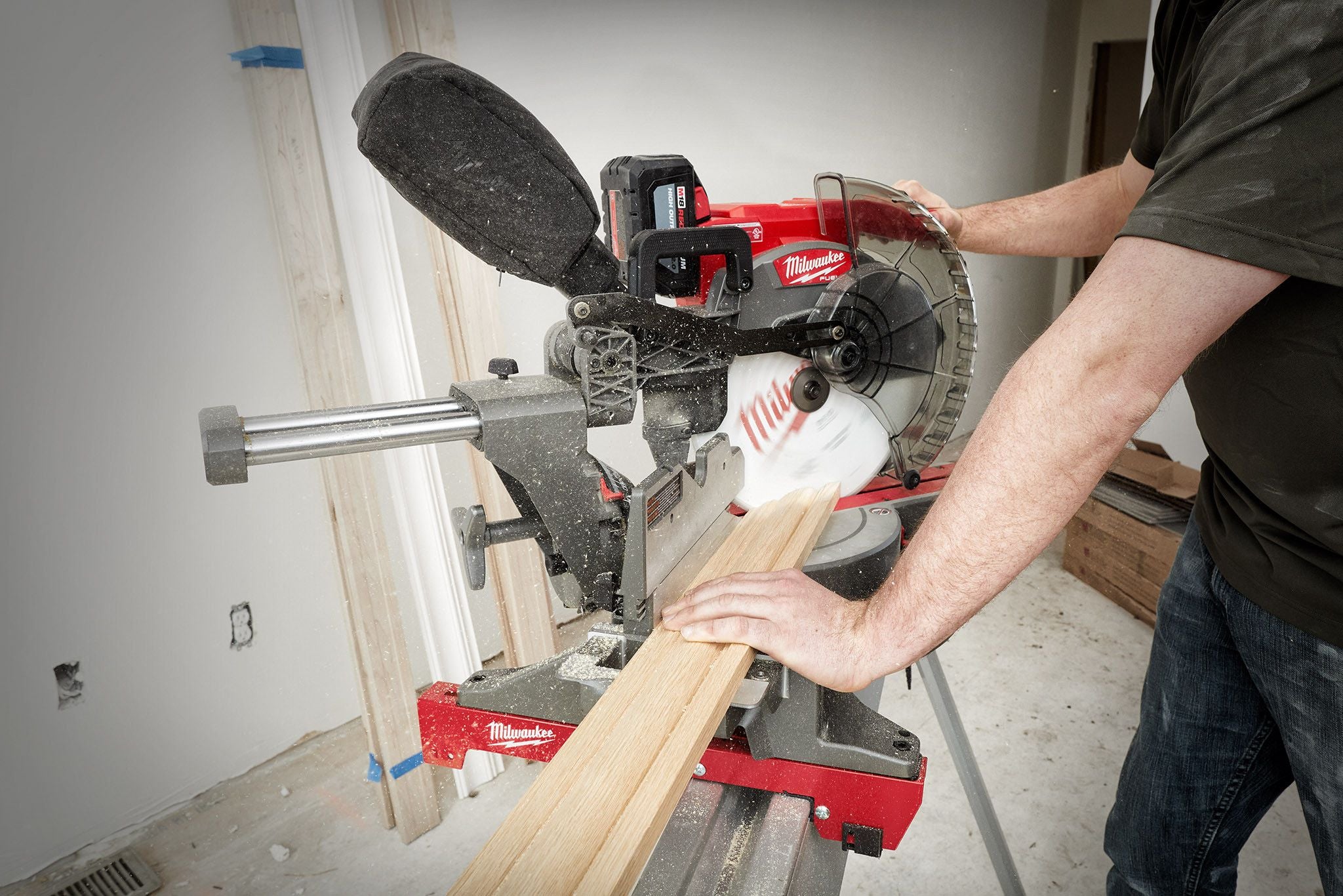 メルリル Milwaukee M18™ FUEL™ 12 in. Dual Bevel Sliding Compound Miter Saw